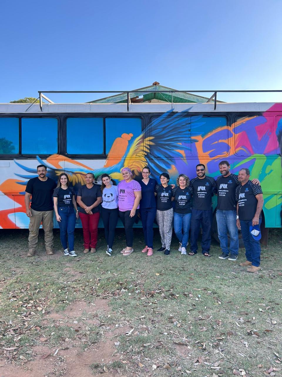 Equipe e ônibus da Vet Viajante